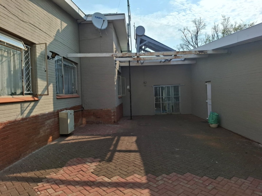 6 Bedroom Property for Sale in Uitsig Free State